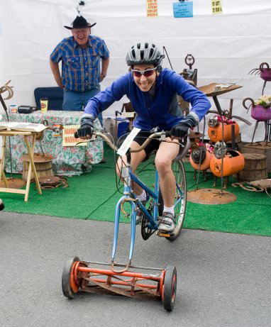 Illustration for article titled Bike/Lawnmower Hybrids Make Lawn Upkeep More⦠Fun?